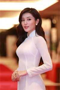 女主叫慕依瑾的